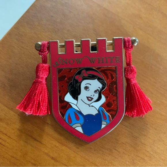 Large Snow White Disney Pin with tassels - Picture 2 of 5
